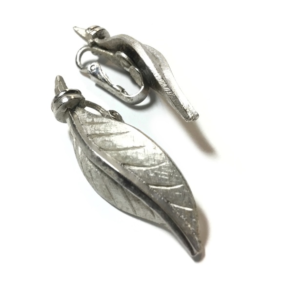 Vintage 1960s Signed Coro Silvertone Large Leaf Clip Earrings - Picture 2 of 3
